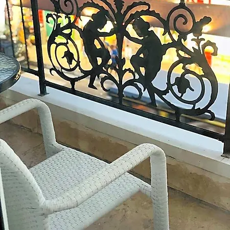 Avenue Hotel